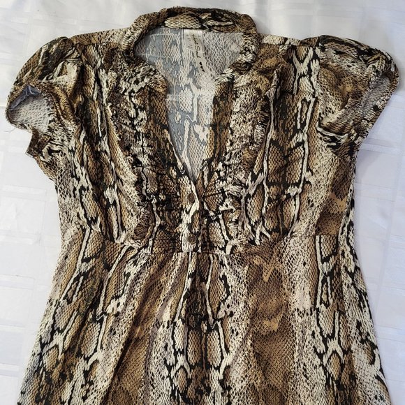 WOMEN'S HEART AND SOUL SIZE LARGE SNAKE PRINT BROWN TAN SHIRT FASHION WEAR - Picture 2 of 11